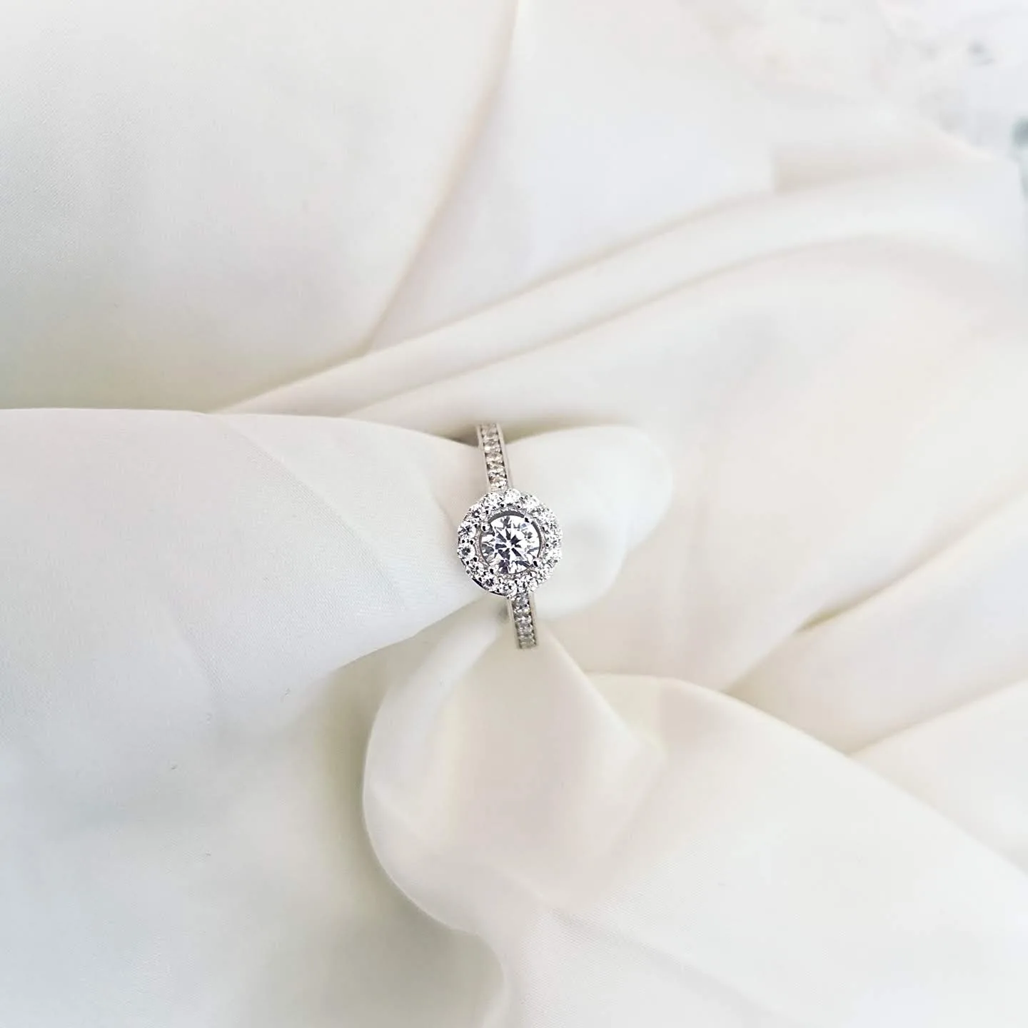 Cómo elegir un anillo de compromiso: por qué casi siempre es oro blanco y diamante