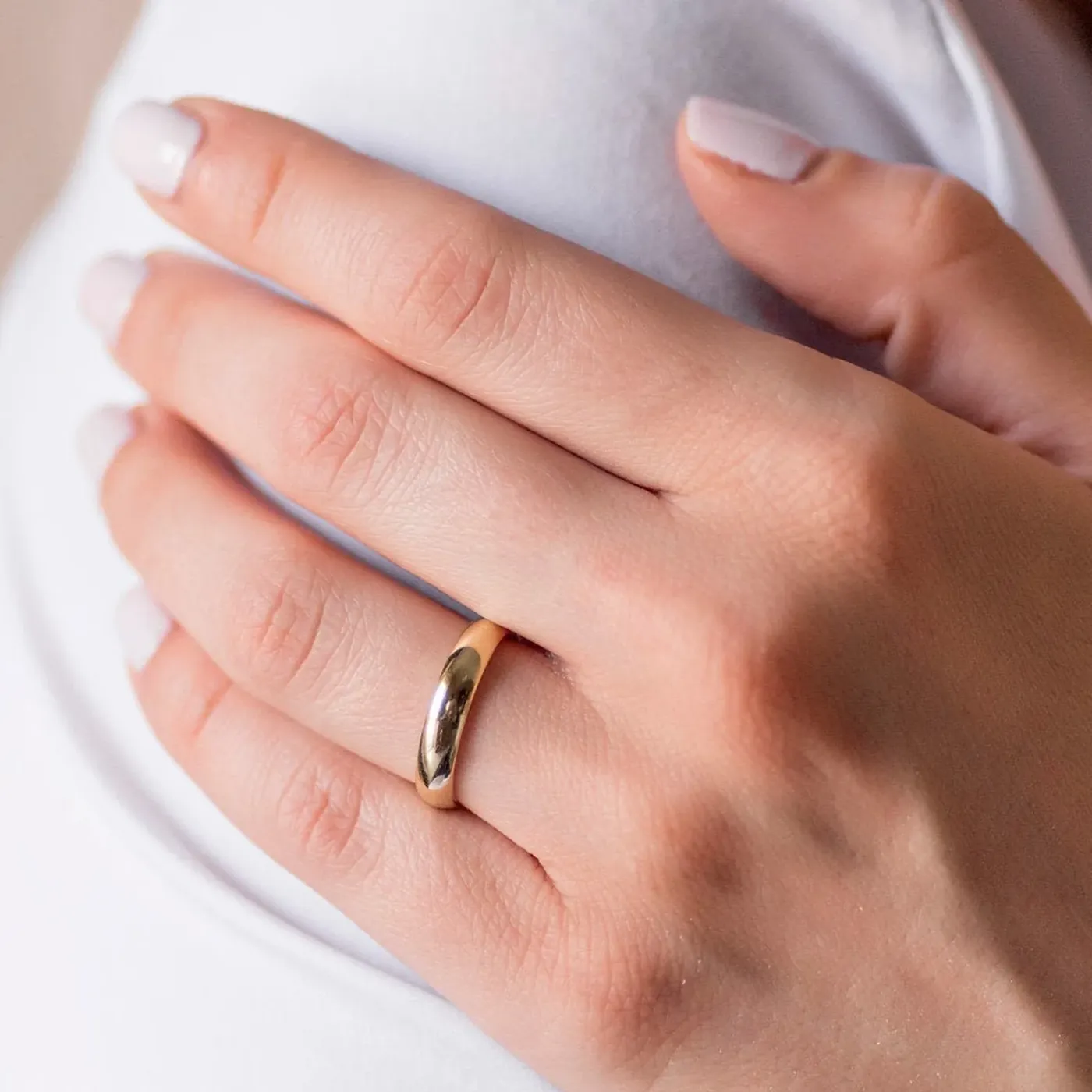Argolla de matrimonio de oro en la mano