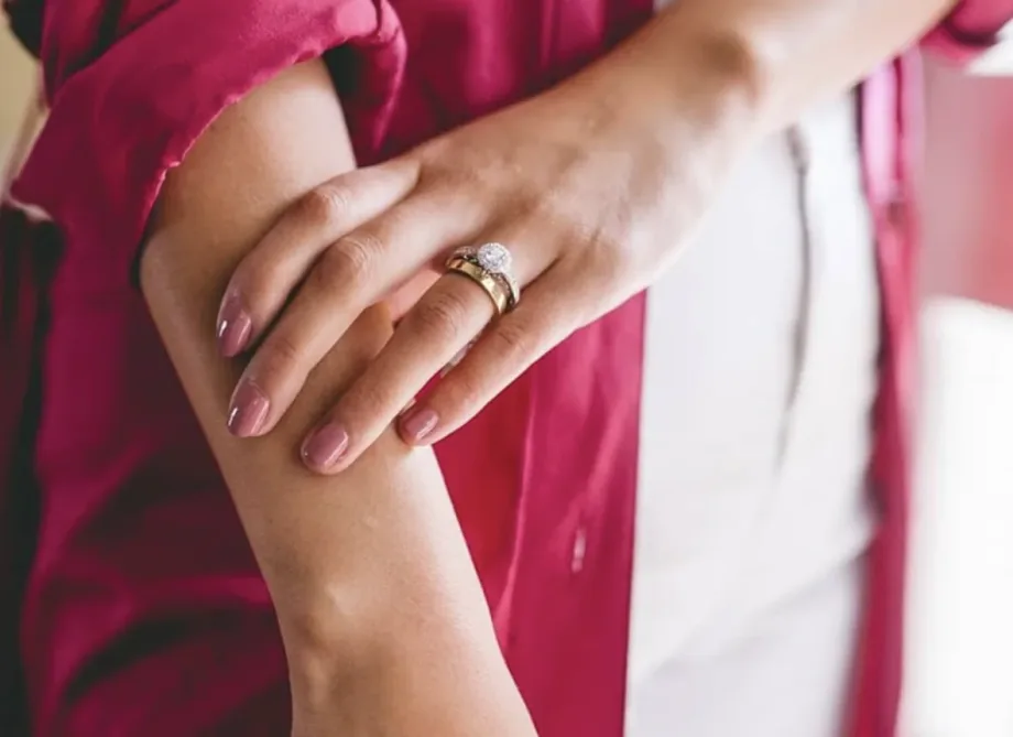 Mano con anillo de oro De Carat